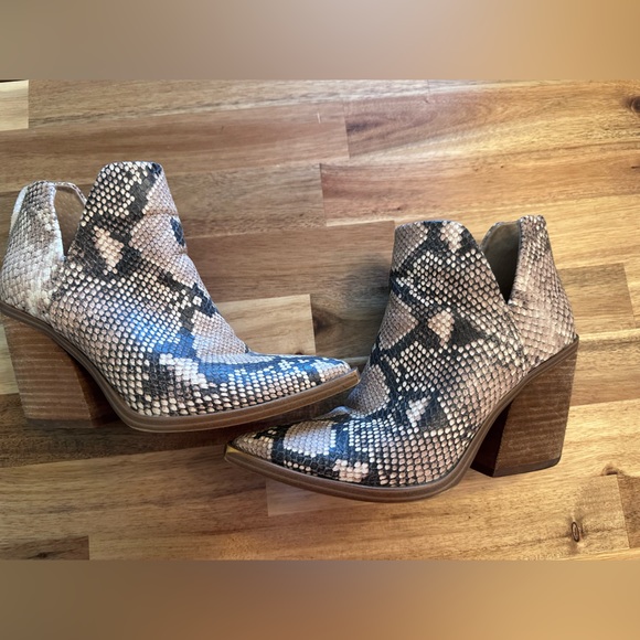 Steve Madden • Tan Snake Camryn Bootie - Picture 6 of 6